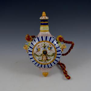 Fiaschetta del pellegrino con decoro a grottesche